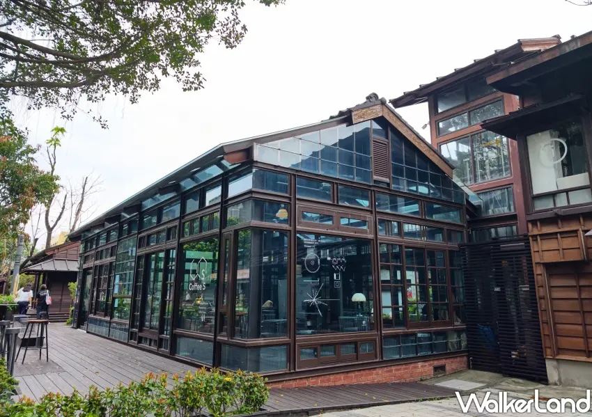 ▲坐落於榕錦時光園區的絕美玻璃屋咖啡廳，現代感鋼構與日式老宅形成強烈的視覺對比。(攝影：鄭雅之)