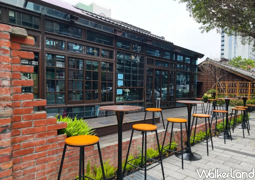 ▲戶外用餐區保留了紅磚老牆與充滿綠意的造景，是台北市區內難得一見的城市綠洲風景。(攝影：鄭雅之)