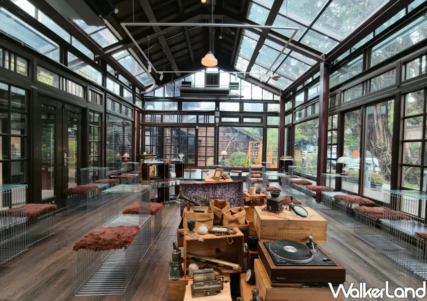 ▲店內設計運用大量的金屬座椅與懷舊老物件打造出獨特實驗室質感。(攝影：鄭雅之)