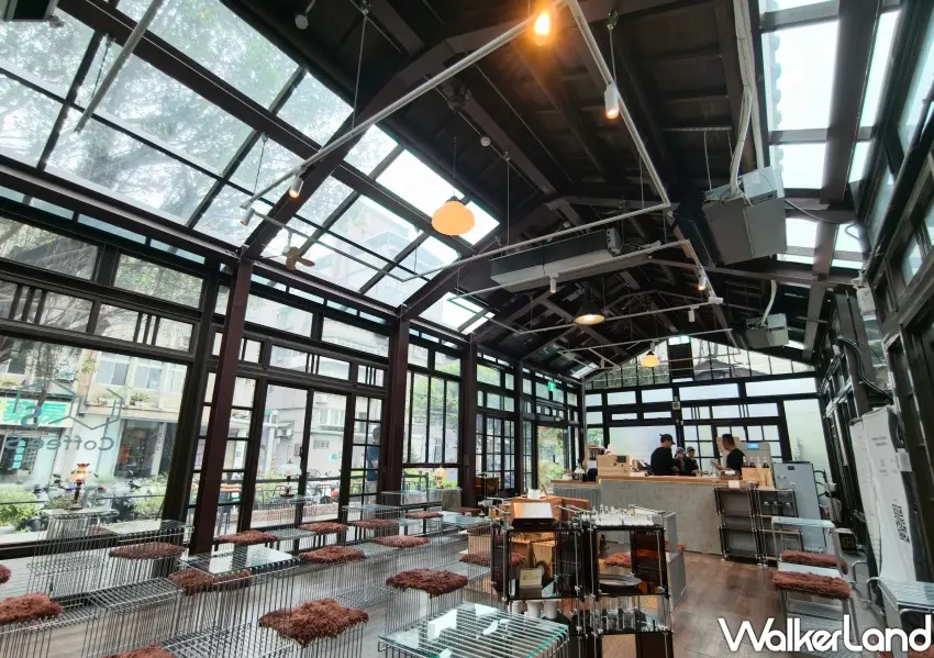 ▲寬敞通透的室內空間搭配復古燈飾妝點，在通明亮麗的環境中品味一杯有溫度的職人咖啡。(攝影：鄭雅之)