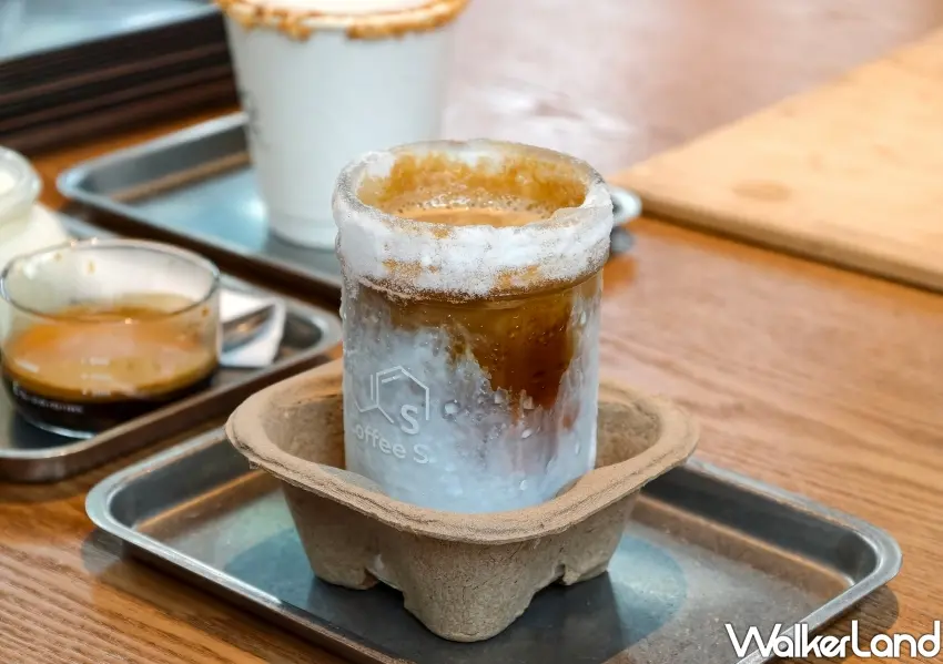 ▲雪漸層咖啡的冰霜美感，極低溫冷凍後的玻璃杯讓咖啡喝起來更加沁涼入魂。(攝影：鄭雅之)