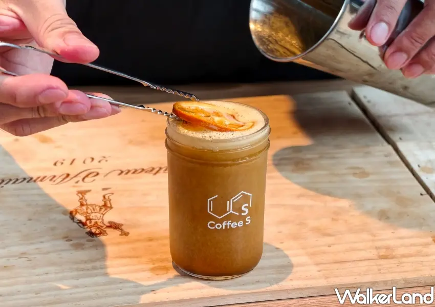 ▲「鹿陶洋」以柳橙汁為基底加入濃縮咖啡，酸甜果香和咖啡香混搭出新滋味。(攝影：鄭雅之)