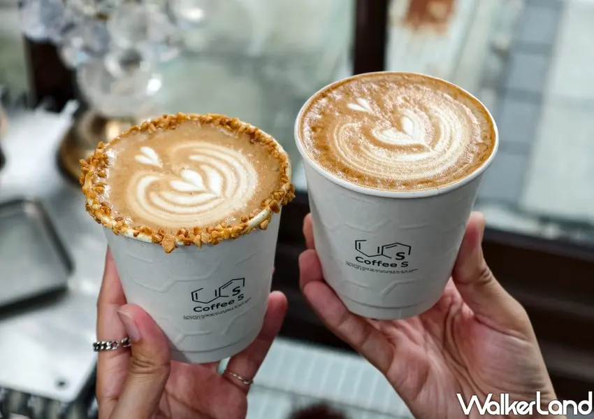 ▲熱拿鐵搭配品牌質感外帶紙杯，精緻的拉花圖案讓人在忙碌日常中感受到純粹的幸福。(攝影：鄭雅之)