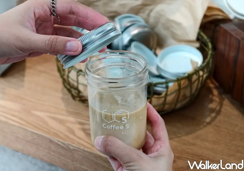 ▲點購冷飲即可去櫃檯自取銀色杯蓋，將Coffee S專屬質感玻璃杯洗淨帶回家，延續美好的生活風格。(攝影：鄭雅之)