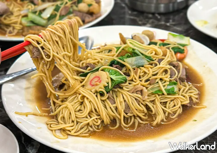 ▲八里美食推薦「張吳記什錦麵」一般碗則已足夠2人分食，價格親民展現高CP值（攝影：蕭芷琳）