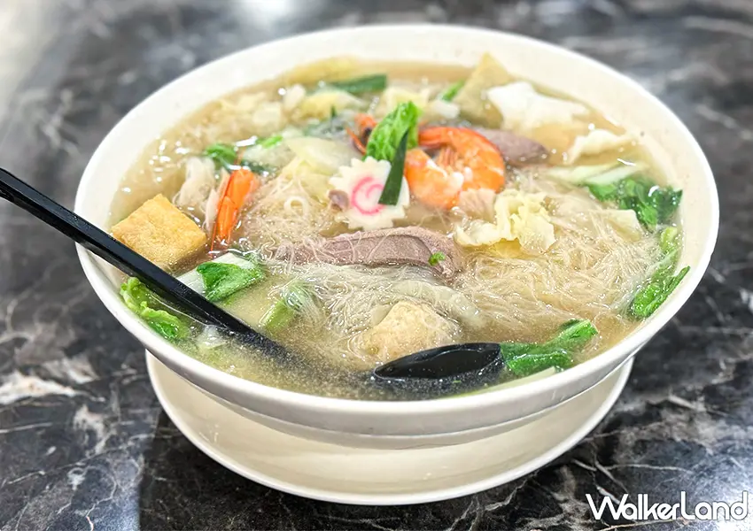 ▲八里美食餐廳推薦「張吳記什錦麵」巨無霸大碗公麵吸引遊客朝聖打卡，成熱門話題美食（攝影：蕭芷琳）