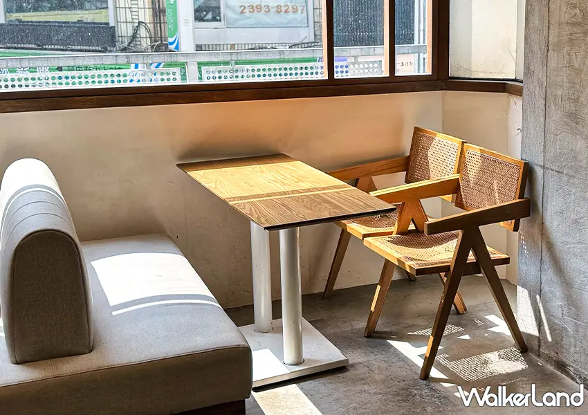 ▲東門站不限時咖啡廳「玖仰茶食文化」提供插座與Wi-Fi，適合筆電工作與長時間停留（攝影：蕭芷琳）