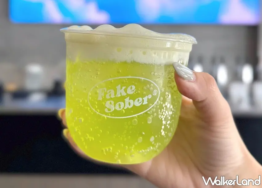 ▲微醺週末夜限定推出的哈密瓜風味特調，以綠色酒體呼應易遊網品牌色，展現旅程的自在與想像 。圖／Fake Sober提供；窩客島整理