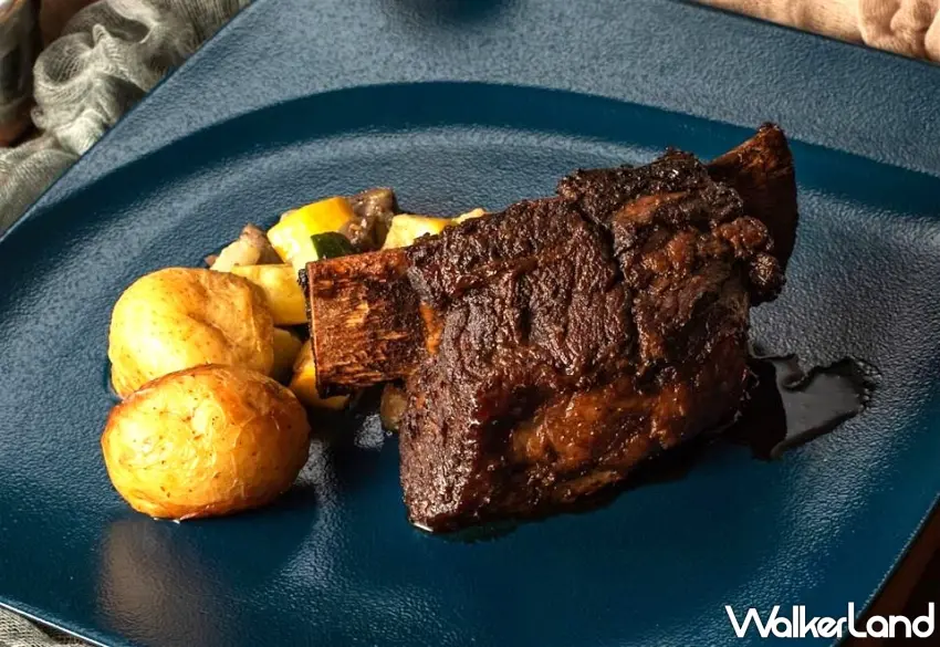 ▲透過先煎後燉的獨門工法，讓原本厚實的牛小排呈現入口即化的軟嫩口感 。 圖／波麗路創始本店提供；窩客島整理