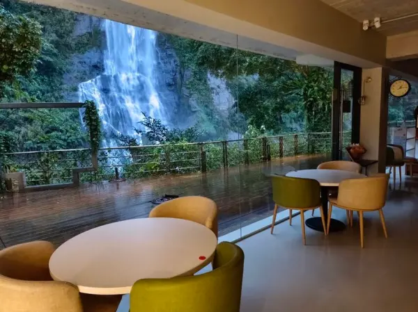 ▲新北森林系餐廳推薦必拍！瀑布3號玻璃窗景前就是超震撼的瀑布景觀。(攝影：部落客 旅行貓日記跟著辛巴蕊吃喝玩樂全台灣)