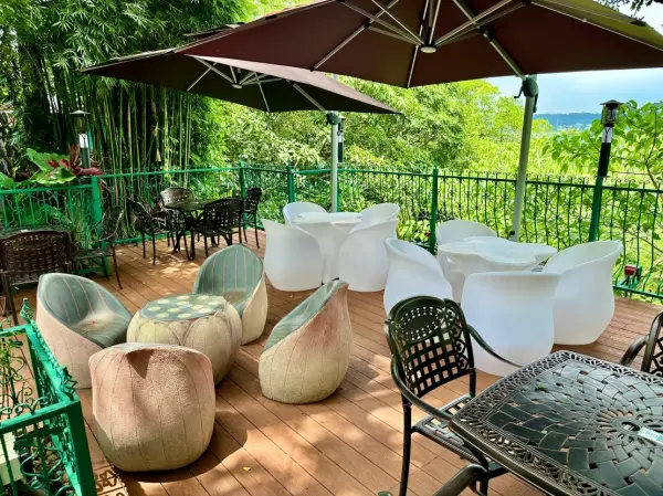 ▲新北三峽森林系餐廳推薦！醉月咖啡結合歐式花園與森林景觀，情侶約會推薦。(攝影：部落客 佛系旅遊筆記)