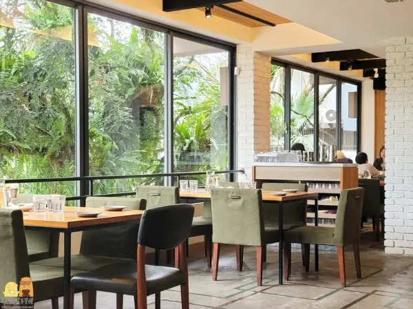 ▲新北森林系餐廳推薦！百年土牆厝台菜餐廳「La Villa Wulai」，園內綠意盎然、設有原木涼亭。(攝影：部落客 小貝與小貝婆的幸福生活)