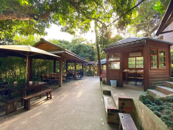 ▲新北森林系餐廳推薦！百年土牆厝台菜餐廳「La Villa Wulai」，園內綠意盎然、設有原木涼亭。(攝影：部落客 小貝與小貝婆的幸福生活)