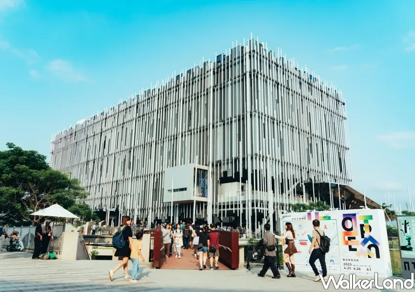 ▲新北市美術館開館周年慶典吸引大批遊客，成為週末散步打卡的熱門藝文地標。