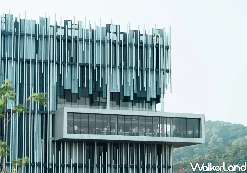 ▲新美館獨特的管狀線條建築與山景交織，充分展現鶯歌在地的人文藝術美感。