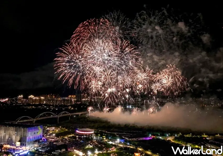 ▲光有回聲煙火秀搭配立體光影特效，點亮新美館戶外園區營造出沉浸式震撼體驗。