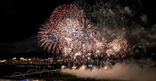 鶯歌煙火演唱會嗨2天！新北美術館週年演唱會、市集，一日順遊這樣玩。