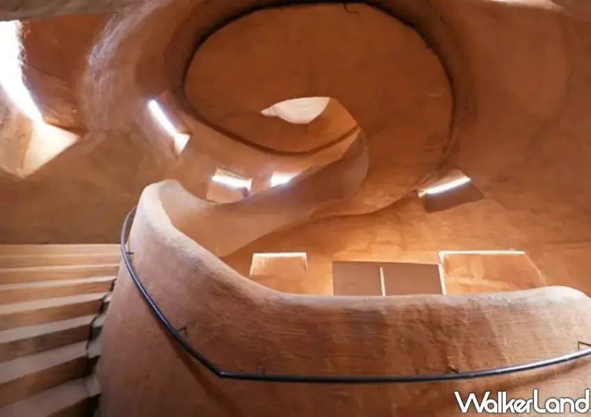 ▲在新北美術館附近有15公尺高的巨型手拉胚裝置藝術，走進內部拍出超酷美照。