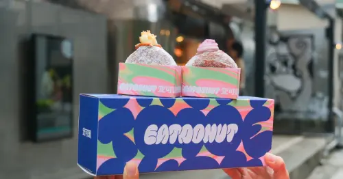 宜可頌甜甜圈免費吃！EATDONUT生甜甜圈插旗松江南京，杜拜巧克力 金沙生乳芋泥雙餡必吃。
