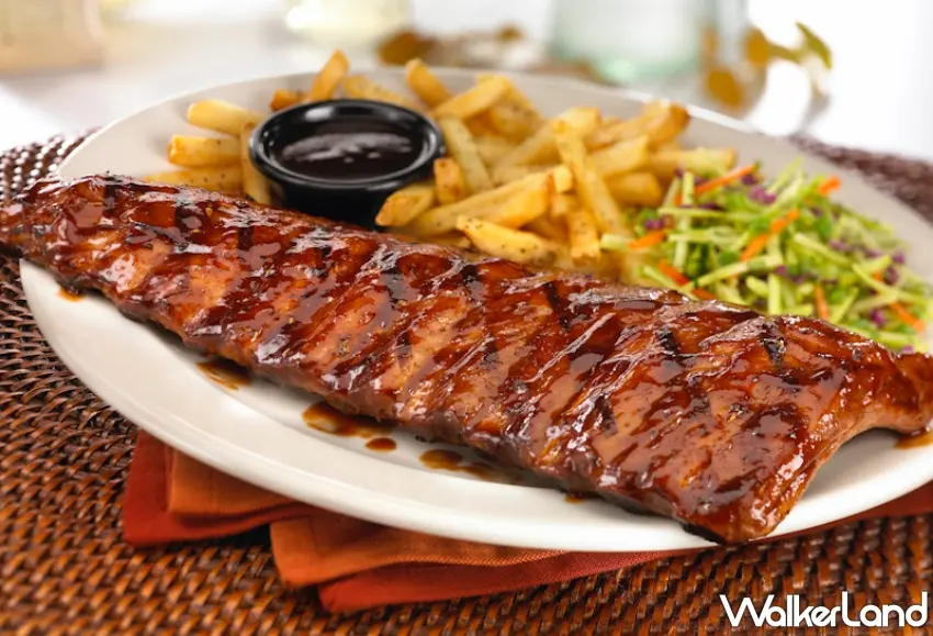 ▲TGI FRIDAYS 經典熱銷第一名的炭烤豬肋排，於勞動節當天祭出買1送1超值優惠犒賞職場社畜。 圖／TGI FRIDAYS提供；窩客島編輯李維唐整理