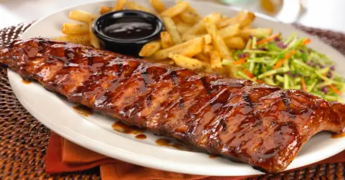 2026勞動節優惠開跑！TGI FRIDAYS豬肋排買1送1與德州鮮切牛排999元限時搶吃。