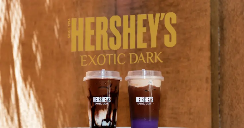 HERSHEY’S聯名手搖飲買1送1！黑巧克力奶蓋與石榴粉粿打造大人系初夏風味。