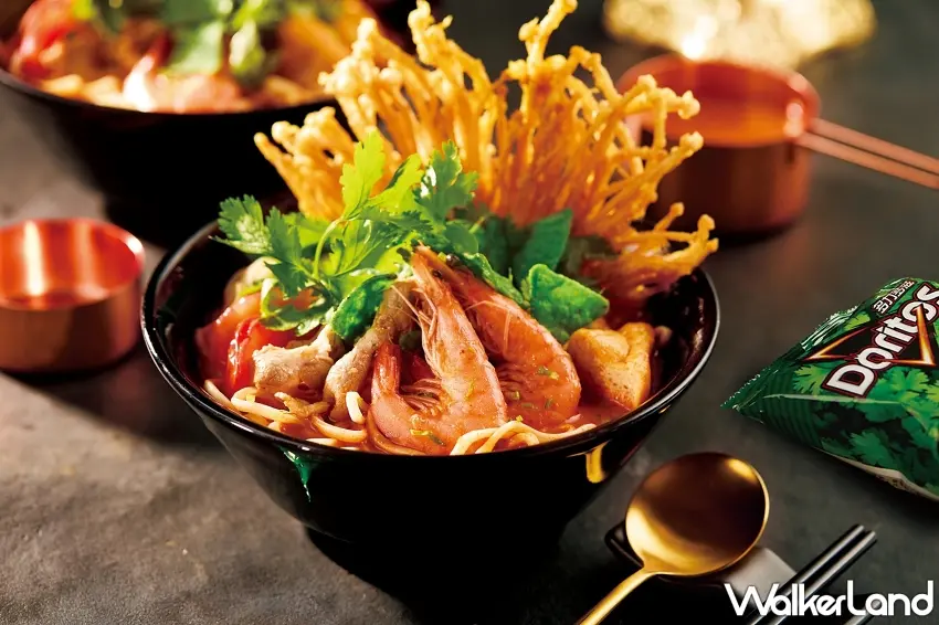 ▲「多力多滋X香菜酸辣海陸麵」以濃郁泰式湯頭搭配鮮蝦與豬肉片，並加量新鮮香菜增添層次感 。圖／瓦城泰統集團提供；窩客島整理