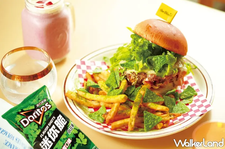 ▲「多力多滋香菜牛肉堡2.0」將新鮮香菜與香菜口味脆片交織，淋上特製香菜醬，帶來強烈的味覺衝擊 。圖／瓦城泰統集團提供；窩客島整理