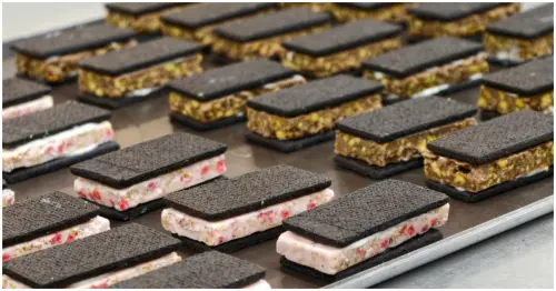 台中伴手禮推薦！曉翮流域  爆紅厚餡夾心系列，1 公分超紮實內餡誠意滿滿。