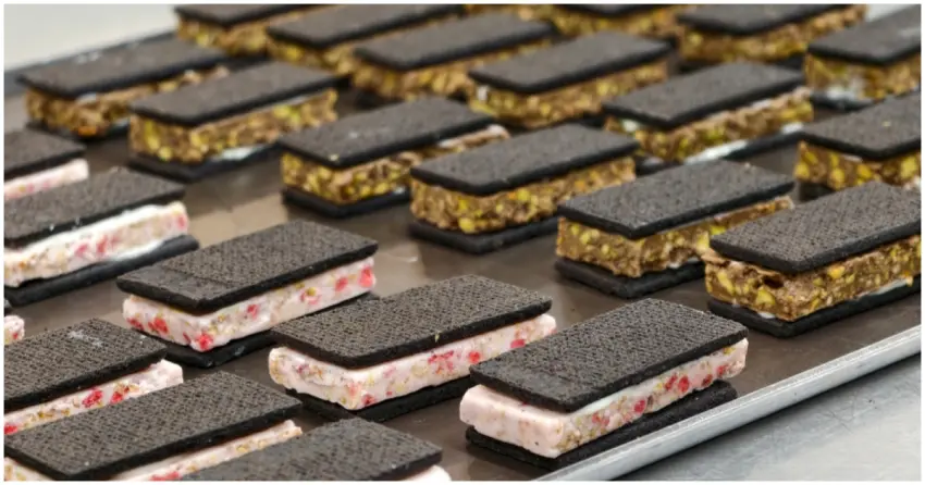 台中伴手禮推薦！曉翮流域  爆紅厚餡夾心系列，1 公分超紮實內餡誠意滿滿。