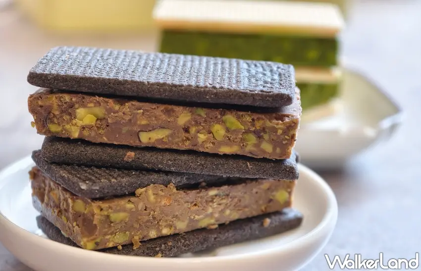 ▲「巧克力開心果」內餡採用深黑可可粉搭配 100% 純開心果醬，並大方撒入堅果碎粒。（攝影：楊婷雅）