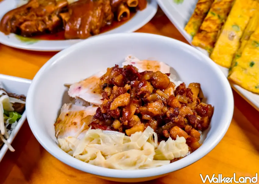 ▲「阿爸餵露水雞」的人氣招牌「雞魯飯」靈魂關鍵在於以手切台灣溫體豬肉製成的滷肉燥。（美食好芃友提供）