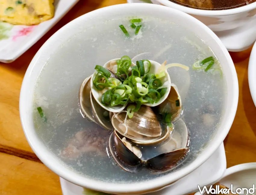 ▲爆蛤蜊雞湯以現點現煮方式呈現，嚴選多達16顆蛤蜊入湯，搭配土雞肉與高湯一同熬煮。（美食好芃友提供）