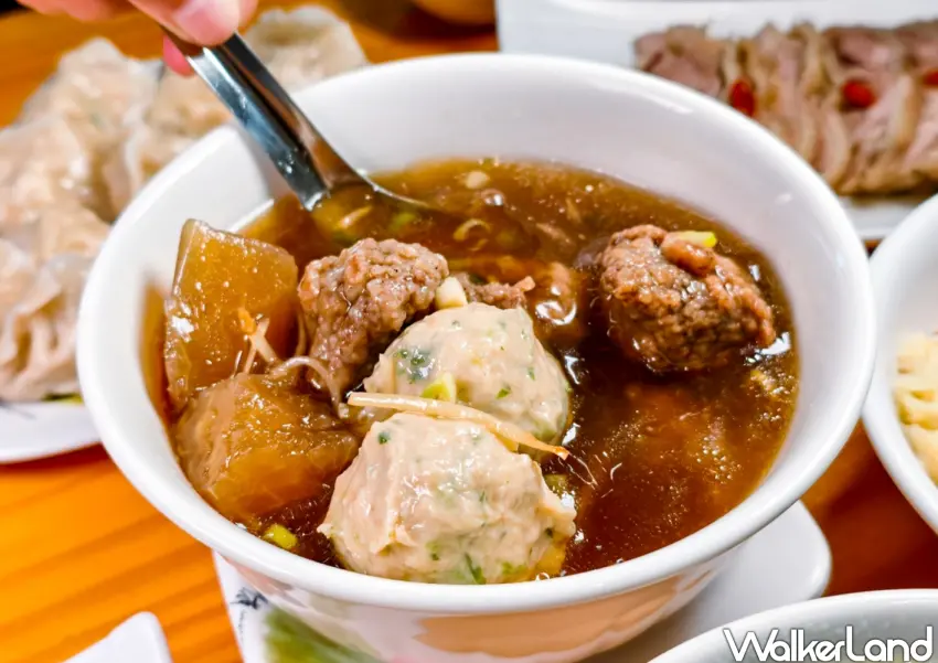 ▲排骨酥雞肉丸湯呈現雙重風味層次，自製排骨酥先行酥炸後再入湯熬煮，外皮吸附湯汁後略顯柔軟，內部肉質仍保有紮實嚼勁。（美食好芃友提供）
