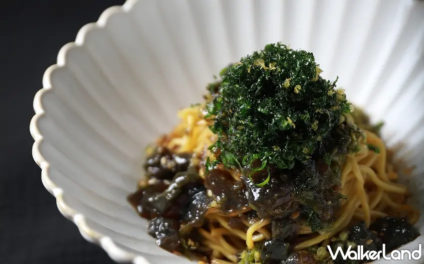 ▲廣受饕客喜愛的招牌麵食，以獨特的燒椒醬與皮蛋拌入麵中，呈現層次豐富的辛香風味 。圖／倉廩提供；窩客島編輯李維唐整理