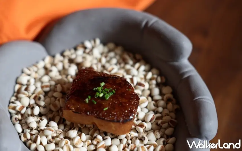 ▲以自家製山東蔥餅搭配炙燒過的焦糖雞肝慕絲，將街頭早餐轉化為精緻小食 。圖／倉廩提供；窩客島編輯李維唐整理