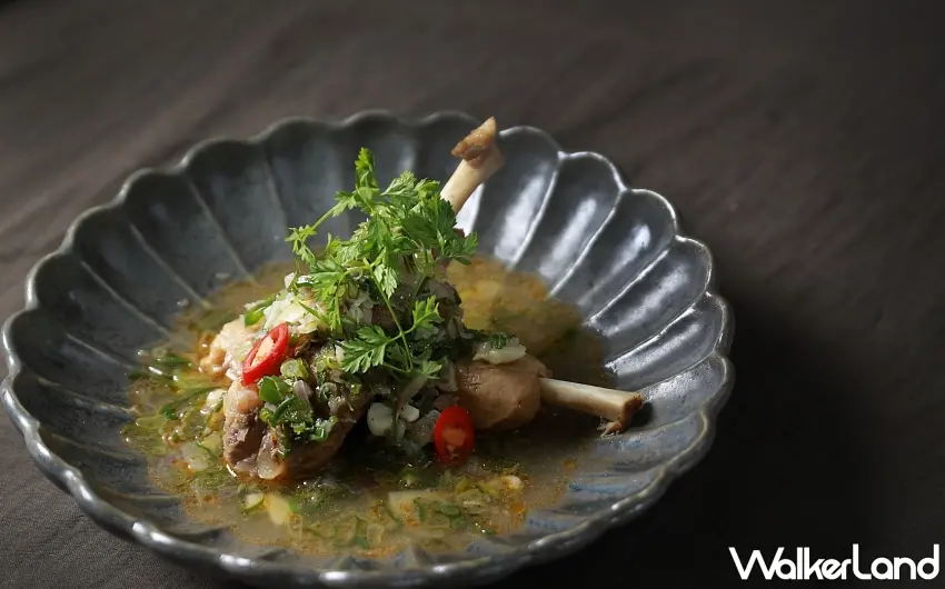 ▲開幕至今的人氣明星料理，經過8小時醃漬與蒸烤，肉質入味且輕輕一撥即可脫骨 。圖／倉廩提供；窩客島編輯李維唐整理