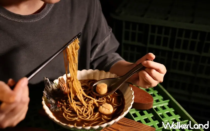 ▲以烤過蝦殼加入葡萄酒與蔬菜熬製清爽湯頭，搭配鮮蝦與貝類，適合初夏享用 。圖／倉廩提供；窩客島編輯李維唐整理