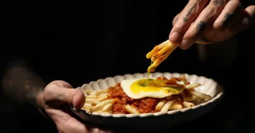 台北東區美食地圖更新！「倉廩」翻玩台味小吃，慢烤牛小排、炸米糕冰棍隨時開吃免預約。