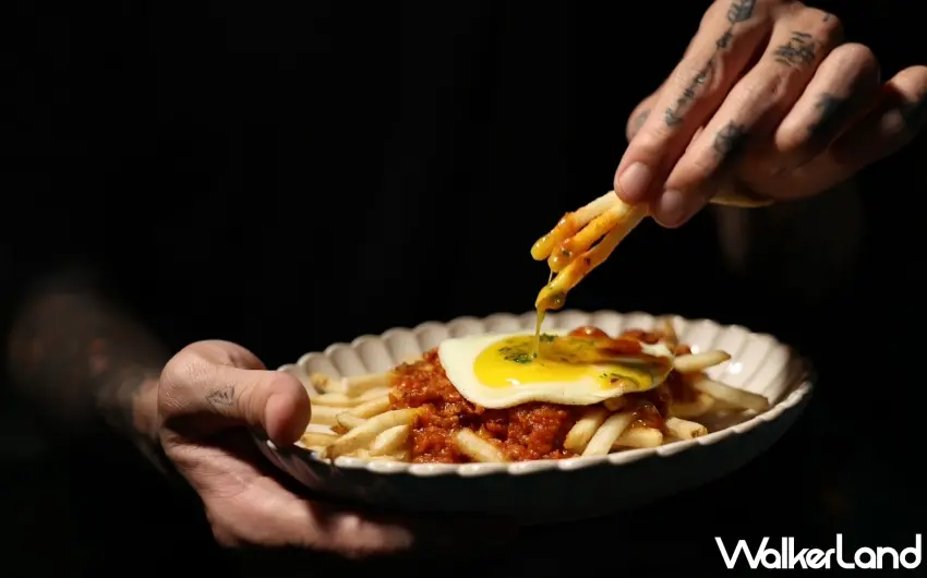 ▲翻玩早餐店肉醬蛋吐司概念，以紅酒肉醬搭配太陽蛋與酥脆薯條，劃破蛋黃的濃稠感是其靈魂 。圖／倉廩提供；窩客島編輯李維唐整理