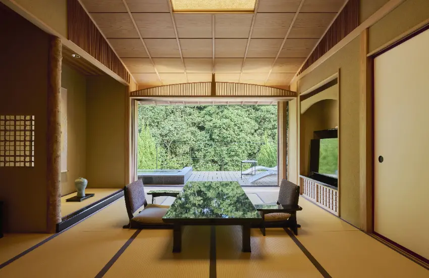 ▲這裡包含僅有 15 間奢華客房、主打海洋深層水浴池的「赤澤迎賓館」，以及充滿奇幻氛圍的「DEEP SEA LOUNGE」。