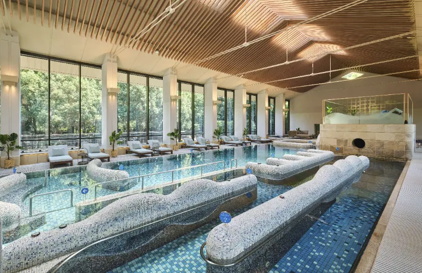 ▲讓旅人在深海藍的燈光下享受飛鏢或桌遊的微醺之夜。