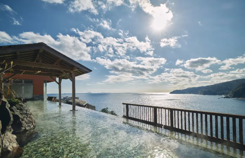 ▲以伊豆的海與森林為設計靈感，讓旅客能一邊浸泡在與太平洋相連的絕景大露天風呂。