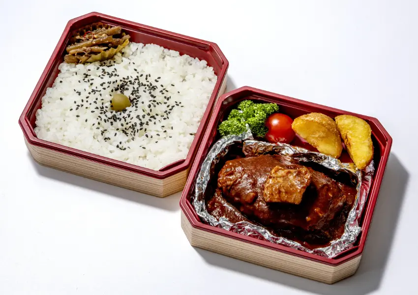 ▲從絞肉開始就在店內廚房手工製作，並與自家製紅酒燉牛肉醬一起包進鋁箔紙烤製。