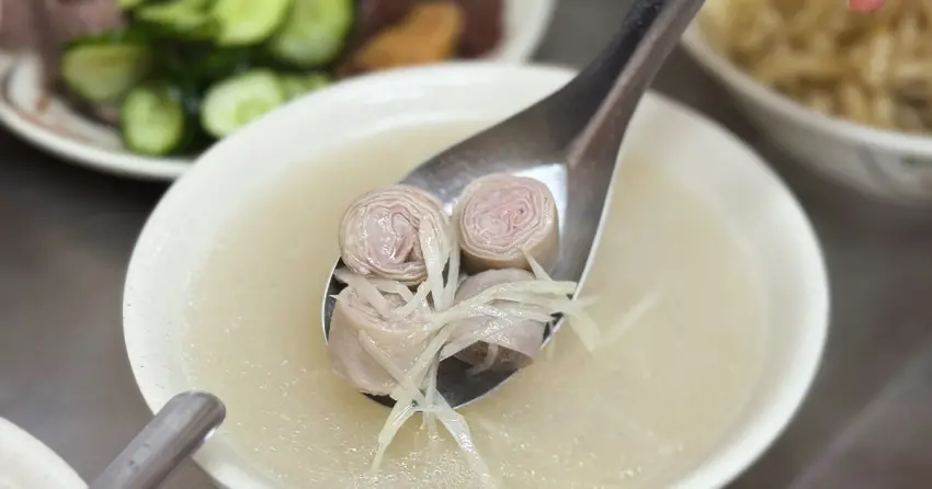 基隆最強小吃！五層豬腸湯 10元滷肉飯、超費工神級套腸工法，全台僅有這家。