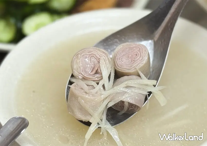 ▲基隆美食「五層豬腸湯」豬腸剖面清晰可見層層堆疊（攝影：蕭芷琳）