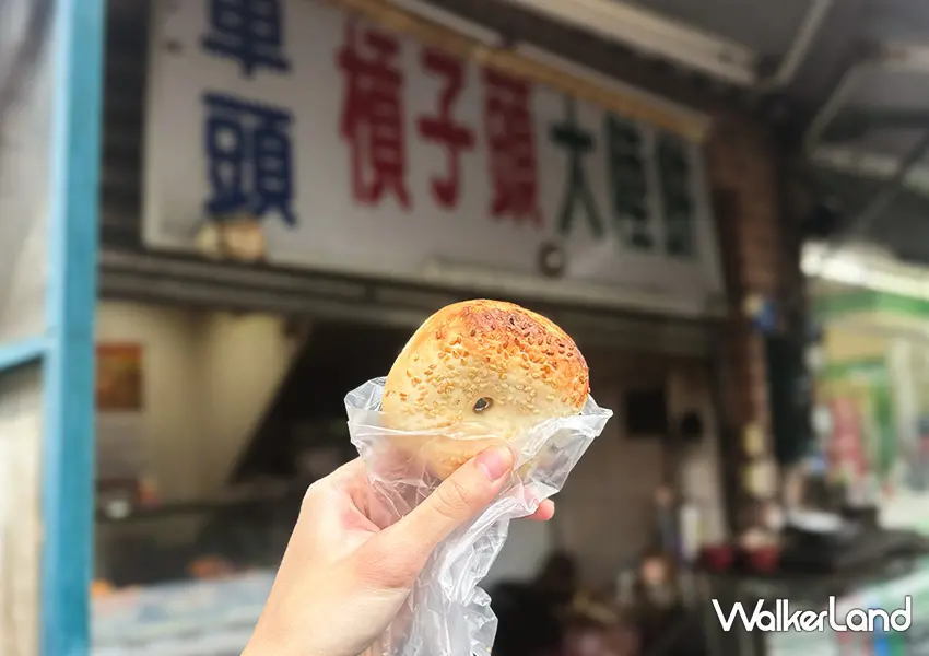 ▲基隆必吃美食「胖媽媽碳烤燒餅」堅持使用傳統木炭烘烤，招牌槓子頭不能錯過（攝影：蕭芷琳）