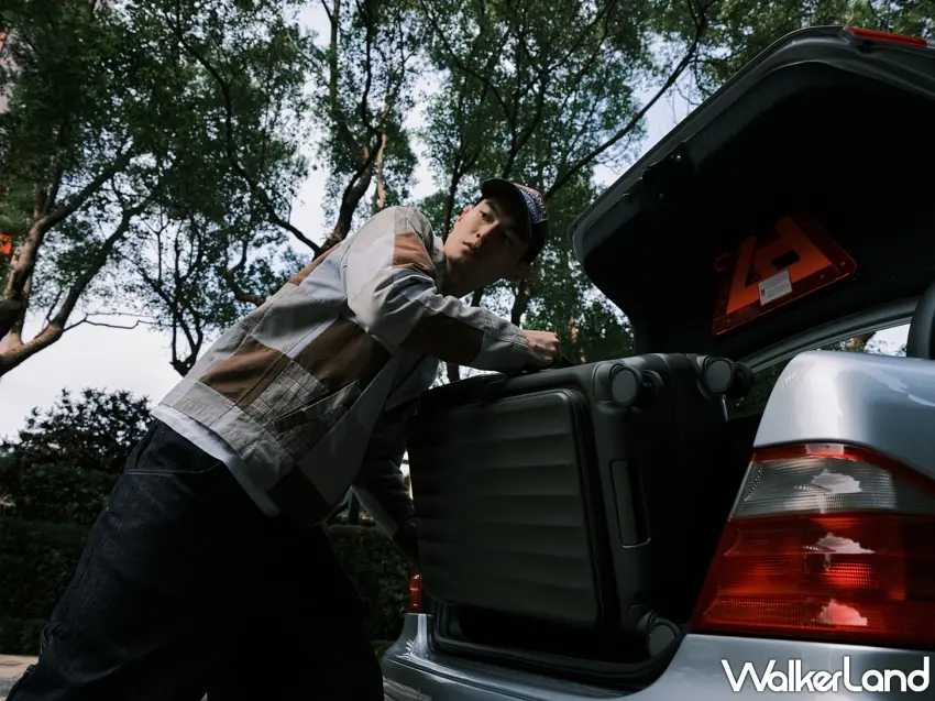 ▲CROWN WAVE 磁吸側袋箱專為城市移動量身打造，即便在狹窄的收納空間或車廂內，也能輕鬆取放物品，開啟優雅的城市旅行序章。圖／CROWN提供；窩客島整理