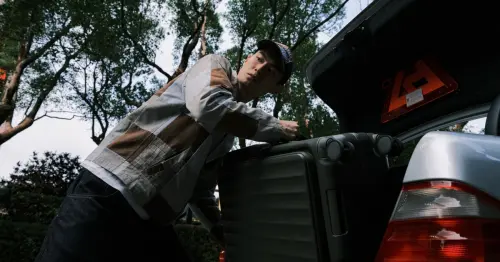 旅行即生活！精選CROWN全新側袋行李箱與Victorinox百年工藝新作，打造職人級行動美學。