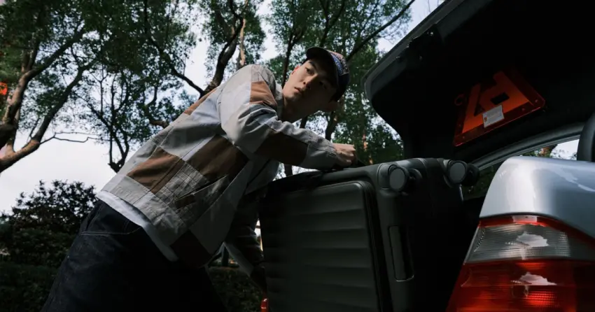 旅行即生活！精選CROWN全新側袋行李箱與Victorinox百年工藝新作，打造職人級行動美學。